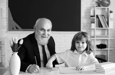 Sınıftaki sevimli küçük çocuk. Kıdemli öğretmen ve evde çalışıyor. Mutlu aile büyükbaba ve torun öğreniyor. Yaşlı öğretmen eğitmeni genç öğrenci.