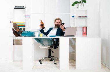 Bağımsız hipster, ofis çalışanı, iş adamı son teslim tarihinden önce işi bitiren, iş gününün sarhoş sonu. Alkol bağımlılığı. Depresyondaki işadamlarının iş yerinde alkol sorunları var.