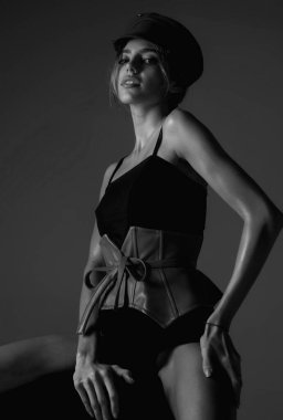 Vogue tarzı portre. Moda elbiseli güzel bir kız stüdyo arka planında yalnız poz veriyor. Vogue giysileri giyen güzel bir kadın. Moda fotoğrafı.