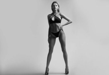 Seksi sutyen ve külot giymiş bir sürü iç çamaşırı mankeni. Dantelli siyah iç çamaşırı. Seksi sutyen, doğal göğüsler. Gri stüdyo sahilinde izole edilmiş seksi iç çamaşırlı şehvetli bir model. Güzel ve seksi.