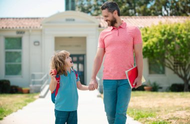 Baba ve oğul okula, eğitime ve öğrenmeye giderler.