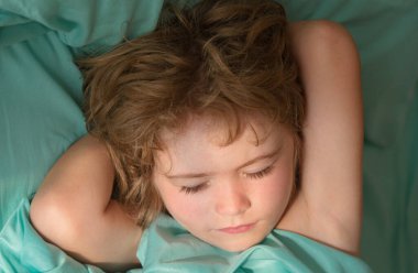 Yatakta uyuyan küçük çocukların portresini yakından çek.