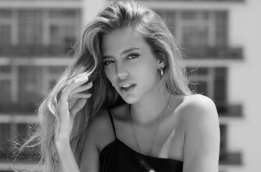 Yazın açık havada güzel bir kızın yakın plan portresi. Mükemmel ciltli güzel bir kadın. Makyaj ve makyaj malzemeleri. Güzellik salonu için doğal makyaj. Bakım kozmetikleri, yüz ve vücut bakımı