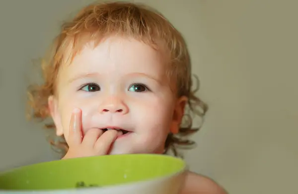 Bébé Souriant Mangeant Des Aliments Une Alimentation Saine Pour Les — Photo