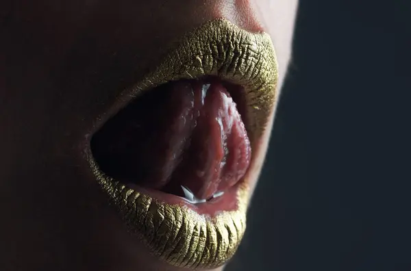 Sinnliche Zunge Leckt Lippen Frauenmund Aus Nächster Nähe Goldener Lippenstift — Stockfoto