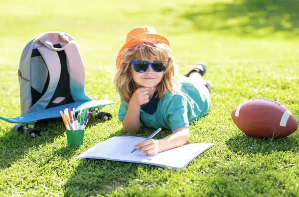 Kindermaler Zeichnen Auf Spielplatz Kinder Lernen Draußen Naturpark Entspannung Und lizenzfreie Stockbilder