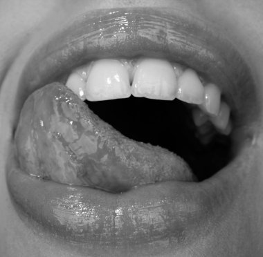 Seksi dilli. Seksi, baştan çıkarıcı bir jestle dudaklarını büzüştürüyor.