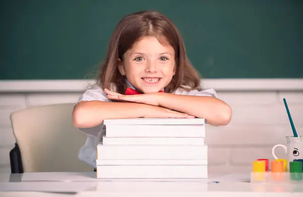 Leende Flicka Sitter Vid Skrivbordet Och Håller Händerna Böckerna Skolans — Stockfoto