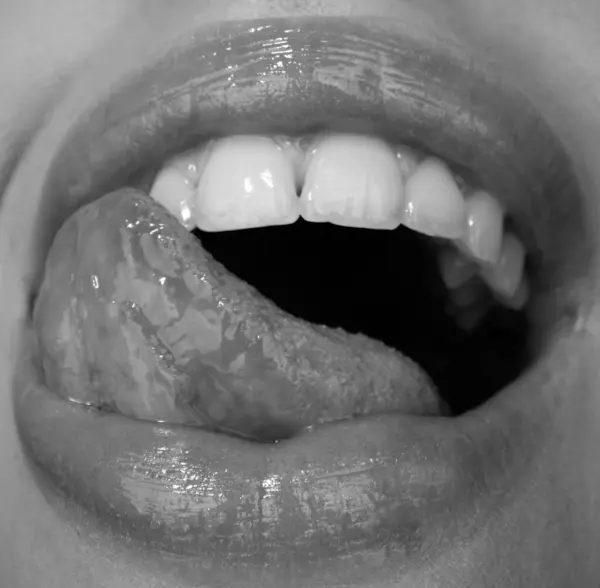 Sexy Tongue Чувственная Женщина Целует Губы Сексуальным Соблазнительным Жестом — стоковое фото