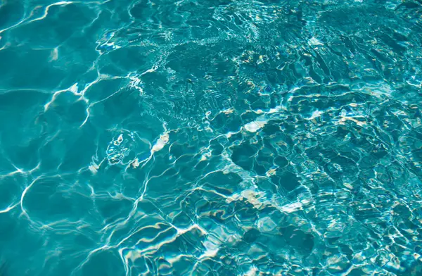 スイミングプールでの水 高解像度の背景 波抽象的またはさざ波状の水のテクスチャ — ストック写真