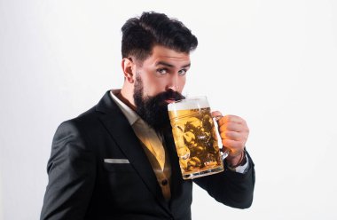 Biralı adam. Erkek ya da iş adamı beyaz arka planda bira içer. Mutlu bira üreticisi