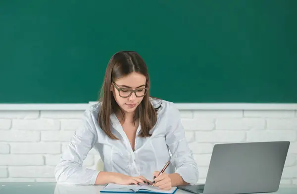 生徒は学校の教室で試験や学習レッスンを準備します 女性のフリーランスやラップトップコンピュータを持つ学生 — ストック写真