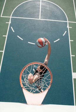 Kafkas basketbol takımının oyuncusu iş başında, hareket halinde. Spor, hareket, enerji ve dinamik, sağlıklı yaşam tarzı kavramı. Çalışıyorum, çalışıyorum.