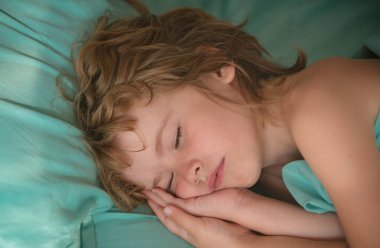 Uyuyan çocuğun yakın plan portresi. Sağlıklı huzurlu bir uyku.