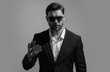 Kredi kartı olan bir adamın kredi kartlarına erişimi ya da faturaları ödemesi gerekir. İş yerleri satın alma olanağı sunar. Kredi puanı konsepti. İş adamı faturasını öder. Kredi ve ödül satın alma teklifleri