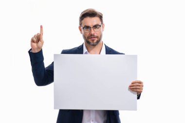 Boş pankartlı ve işaret parmaklı bir adam. Metnin ya da tasarımın için kopyalama alanı gösteriliyor. Stüdyo arka planında boş reklam panosu gösteren bir adam. Boş pano, reklam tabelası.