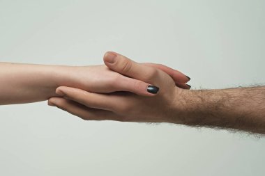 Yardım eli uzatıyorum. El ele tutuşun, kapatın. Yardım eli uzatıyorum. Kurtarma, el hareketlerine yardım etme. Kurtuluş ilişkileri. Yardım eli uzatıyoruz, akrabayız. Kurtarma, yardım jestleri veya eller