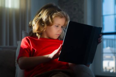 İlkokul ineği öğrenci kitabı okudu. Çocuk evde kitap okuyor. Heyecanlı bir kitap hikayesi.