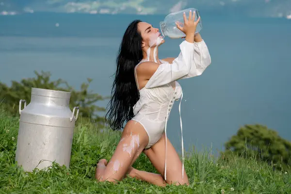 Kobieta Pije Mleko Alpach Szwajcarskich Szwajcarii Młoda Kobieta Pijąca Mleko — Zdjęcie stockowe