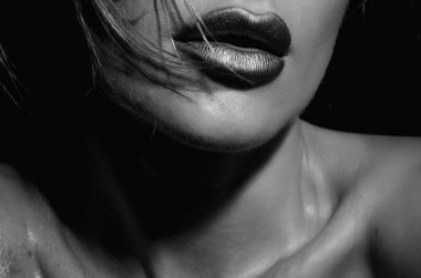 Gold lips, golden lipgloss on sexy lips, metallic mouth. Beauty woman mouth. Sexy girl golden lips, gold mouth. Glowing gold skin and gild lips. Metallic shine golden lip gloss