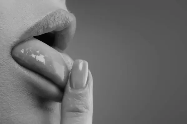 Makro Palec Manicure Paznokcie Język Wierzchu Zbliżenie Samicy Wystającej Języka — Zdjęcie stockowe