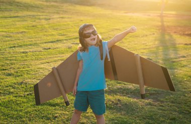 Sırt roketli süper kahraman çocuk. Çocuk pilot yaz günü oynuyor. Başarı, lider ve kazanan konsept. Hayal gücü ve özgürlük. Hayaller, özgürlük ve seyahat