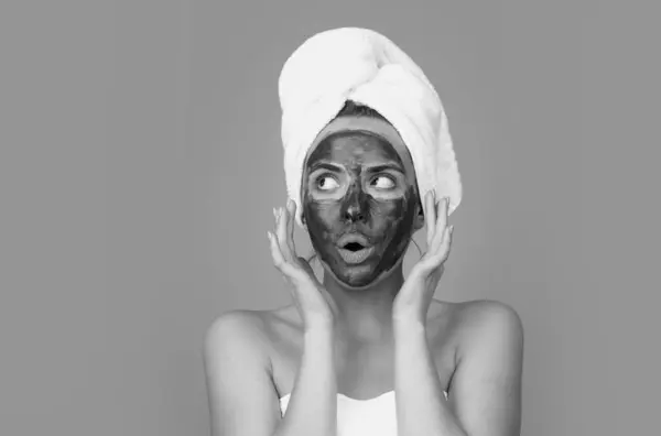 Mujer Aplicar Mascarilla Facial Carbón Aislado Sobre Fondo Estudio Beige — Foto de Stock