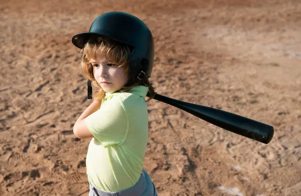 Baseball Kid Spelare Hjälm Och Baseball Bat Aktion Stockbild
