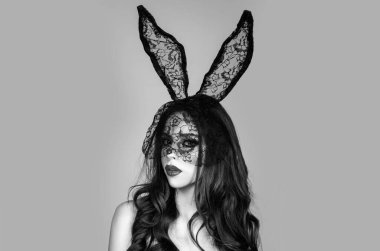 Seksi Paskalya tavşanı. Kadın tavşan maskesi. Şehvetli baştan çıkarıcı kadın.