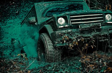 Off-Road aracı dağda gider. Parça çamurlu sahada. Yol macera. Macera seyahat. Alt görünümü büyük offroad araba tekerlek üzerinde ülke road ve dağlar zemin için