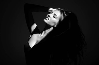 Siyah arka planda ışığı olan zarif bir kadının portresi. Sanat gölgesi ışığı olan şehvetli bir kız. Karanlıkta güzel bir kadın yüzü