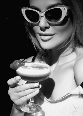 Genç ve güzel bir kadın restoranda taze soğuk bir içecek tutuyor. Seksi bayan kokteyl içiyor. Dişi şehvetli kız yaz içkisinden hoşlanıyor. Alkolik içecekler