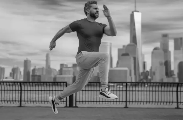 Biegacz Sportowy Człowiek Ucieka Dopasowany Model Fitness Męskiego Sportu Biegnie — Zdjęcie stockowe