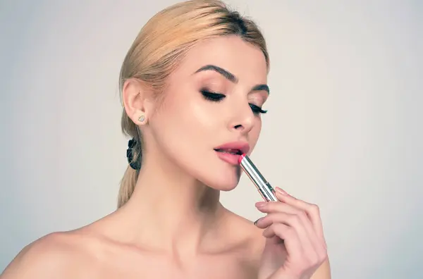 Photo Shirtless Woman Posing Lipstick Isolated Studio Background Beautiful Woman — Stock Photo, Image