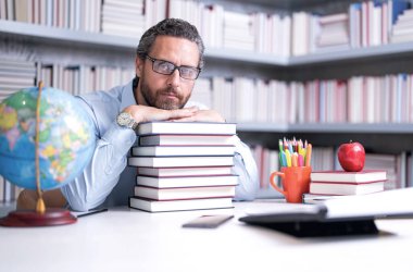 Öğretmenler günü. Öğretmenim okulda. Orta yaşlı öğretmenle bilgi ve eğitim. Kitabı olan bir milenyum öğretmeni. Sınıfta ders veren adam. Üniversite sınavı öğretmenleri. Üniversite öğretmeni