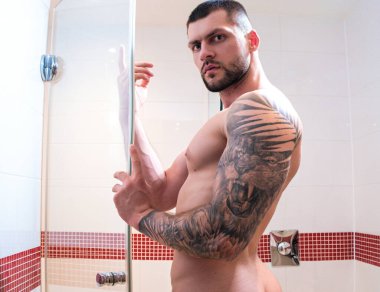 Seksi kaslı adam banyoda duş alıyor. Çıplak vücudu yıkayan adam. Erkek vücut bakımı, güzellik rutini ve günlük temizlik. Banyoda çıplak gövdeli bir adam var. Sabah rutini. Sabah taze.