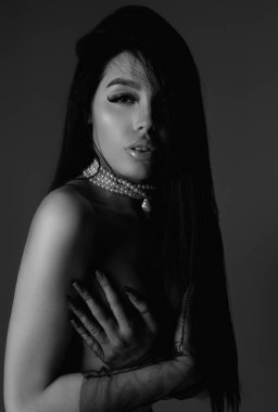 Baştan çıkarıcı kadın yüzü. Seksi vücuduyla poz veren şehvetli genç bir kadın. Güzel seksi model. Güzel surat. Şehvetli kız, seksi model portresi. Doğal güzellik.