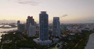 Miami Beach, South Beach, Florida 'nın gece hava aracı manzarası. Miami South Beach 'teki lüks bir tatil köyünün sinematik videosu. Güneşli bir günde Miami Plajı, hava manzaralı. Miami şehir merkezi.