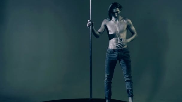 Orang Yang Fleksibel Latihan Pada Tiang Pria Fleksibel Seksi Menunjukkan — Stok Video
