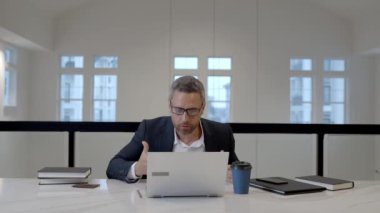 Çizgi toplantısındayım. İş adamı konuşması çevrimiçi. Ofis çalışanı ofiste video konferansında konuşuyor. İş adamının video görüşmesi var. İş adamı laptopta görüntülü sohbet yapıyor. İş sohbeti. Çevrim içi iş