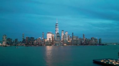 Manhattan City ışıkları. Manhattan 'da bir gece, New York hava manzaralı. New York Şehri, insansız hava aracından aydınlatılmış Manhattan manzarası. New York, Manhattan silueti. Gece şehri sahnesi New York, ABD.