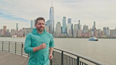 Erkek koşucu. New York 'ta koşan ve spor yapan olgun bir adam. Kıdemli koşucu. Koşun ve koşun, spor motivasyonu, fitness, enerji ve sağlıklı egzersiz. Yaşlı koşucu antrenmanı ya da koşu. Sabah koşusu