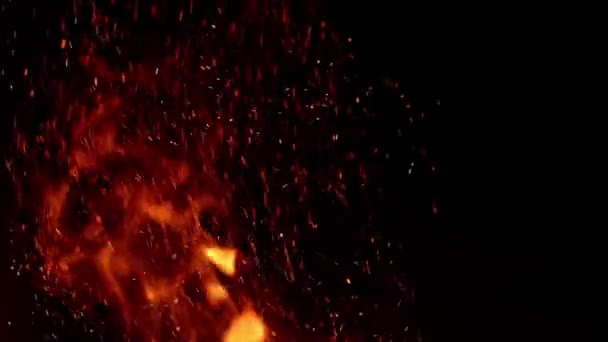 火堆关闭 红色和黄色的黑色 Vivid燃烧的灯 火和火焰的背景 在壁炉里燃烧着熊熊烈火 着火的火焰 在壁炉中焚烧和燃烧 — 图库视频影像