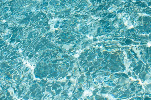 蓝色水池的水底 模糊透明清晰平静的水面纹理 阳光下的水波 有复制空间 — 图库照片