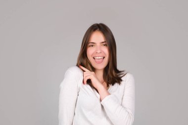 Beyaz dişli güzel bir kadın. Beyaz dişli güzel bir gülümseme. Gülümseyen kadın ağzı. Diş Sağlığı