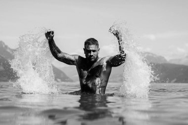 Kaslı yakışıklı adam. Kaslı vücut. Güçlü atletik adam. Erkek modele uygun. Sağlıklı yakışıklı atletik adam. Açık havada kaslı erkek model. Adam kaslı formda görünüyor. Seksi gövde. Erkek kaslarını kasıyor.