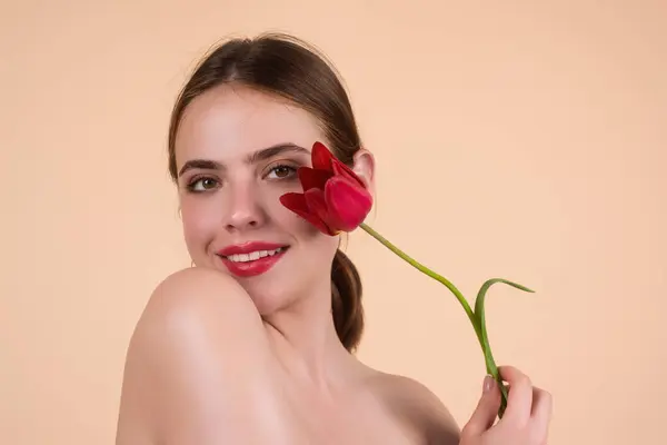 Jugend Und Pflegekonzept Schönheit Mädchen Mit Tulpe Mear Gesicht Schöne lizenzfreie Stockfotos