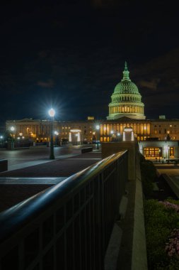 Meclis binası. Washington DC mi? Kongre Binası, Yargıtay, Washington Anıtı. Muhteşem Capitol dimdik ayakta. Neoklasik Capitol güç yayıyor