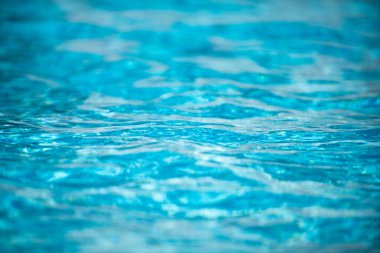 Su altyapısı. Mavi su, dalgalar ve röfleler. Su yüzeyinin dokusu ve fayanslı alt