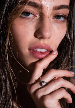 Kadın yüzü. Şehvetli genç kadın modelinin portresi.